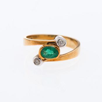 RING, fasettslipad smaragd, briljantslipade diamanter, 14K guld.
