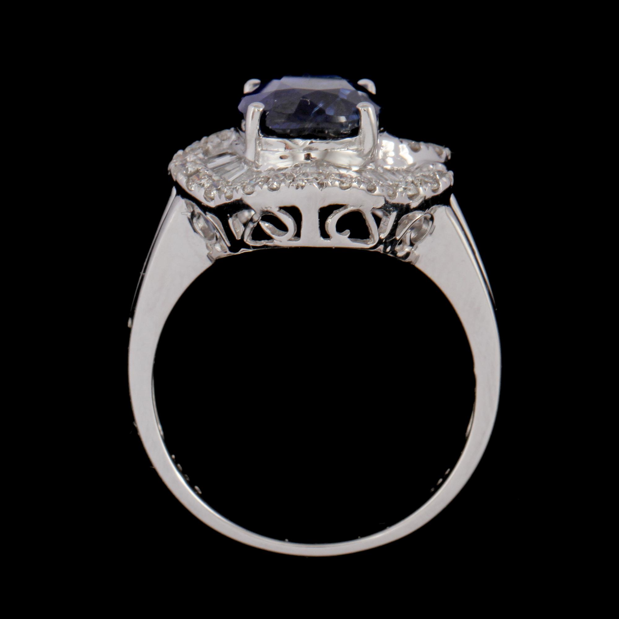 RING, 18k vitguld med ovalslipad kyanit 3.06 ct samt briljant och baguettslipade diamanter, 0.82 ct. Vikt 5 g.