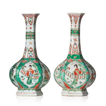 873. A pair of famille verte octagonal vases, Qing dynasty, Kangxi (1662-1722).