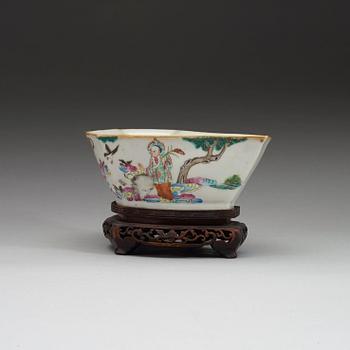 A famille rose bowl, Qing dynasty late 19th century.