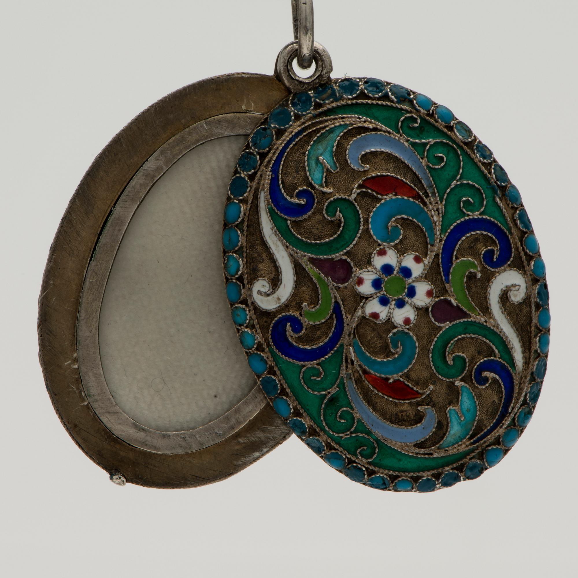 MEDALJONG, cloisonné emalj, silver. Ryska stämplar.