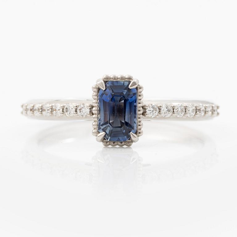 Ring 14K white gold with sapphire and brilliant-cut diamonds.