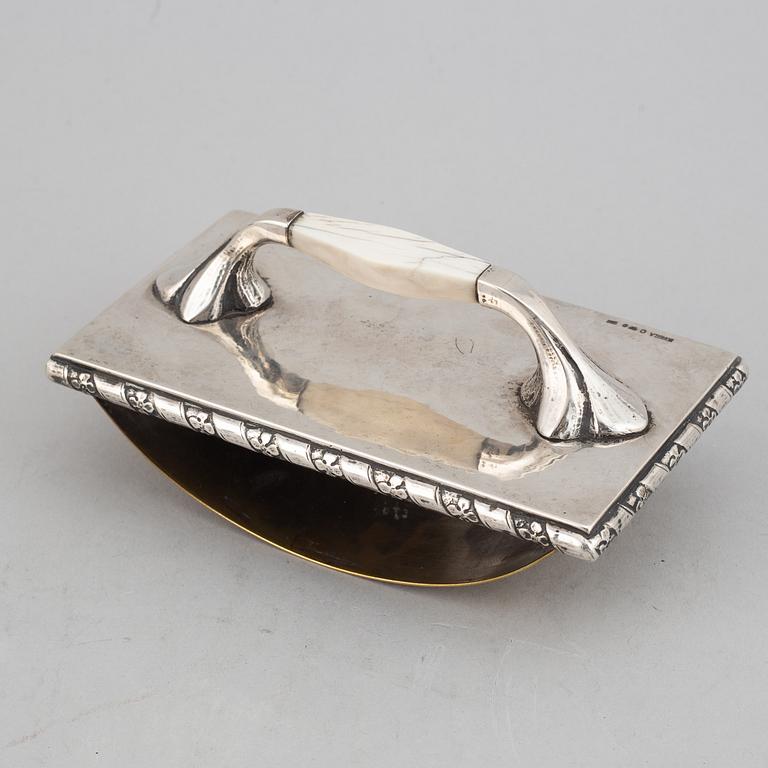 Atelier Borgila, 4 tändsticksfodral samt läskpappersvagga, silver, Stockholm 1922 samt 1939.