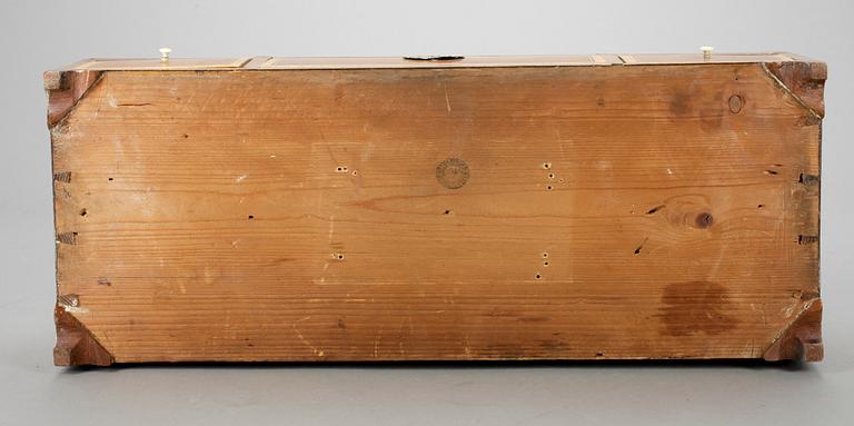 LÅDSPEGEL/PIGTITTARE, Karl-Johan, hallstämplad Göteborg 1833.