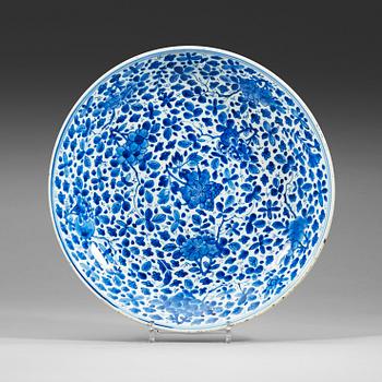 348. A blue and whit dish, Qing dynasty, Kangxi (1662-1722).