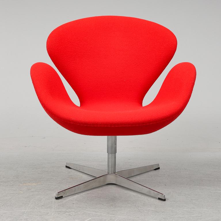 ARNE JACOBSEN, a 'Swan' lounge chair from Fritz Hansen.