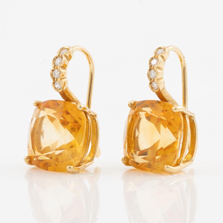 Örhängen, ett par 18K guld med citriner och briljantslipade diamanter.