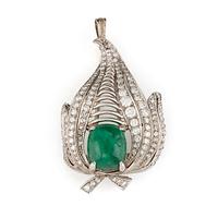 Brooch/pendant in 18K white gold with a cabochon-cut emerald.