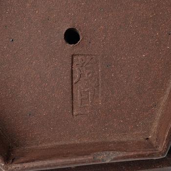 A hexagonal yixing teapot, late Qing dynasty / early 1900s.