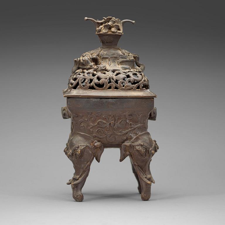 A bronze censer with cover, late Qing dynasty, 19th Century.