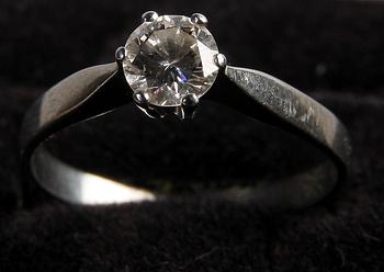 RING, 18 K vitguld, diamant, 0,46 ct.