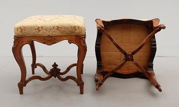 TABURETTER, 1 par, rokokostil, Frankrike, omkring år 1900.