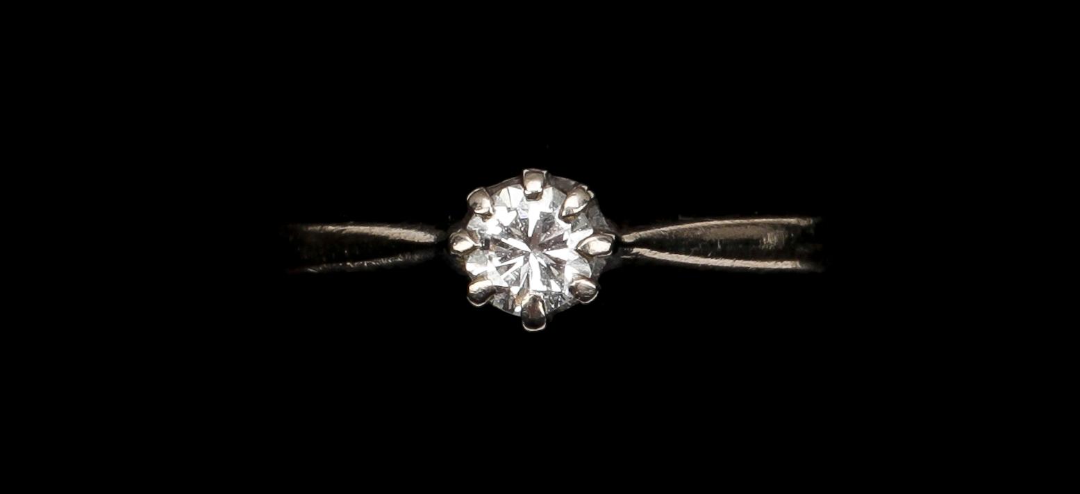 RINGAR, 2 st, 18k guld med briljantslipade diamanter, tot 0,16+0,13 ct enl gravyr. Ca 6 gr.