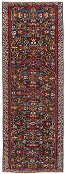 ANTIQUE ZEICHUR RUNNER.