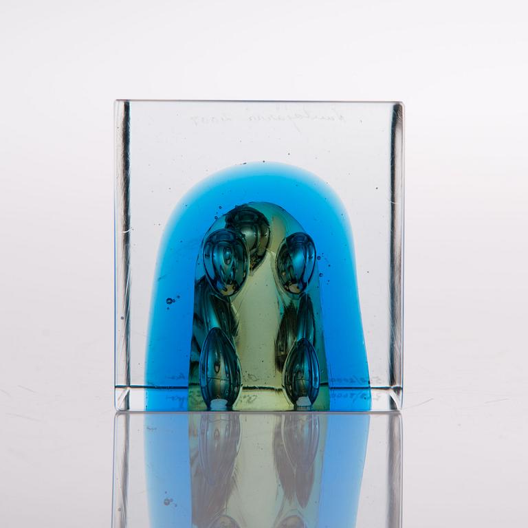 OIVA TOIKKA, AN ANNUAL GLASS CUBE. signed Oiva Toikka Nuutajärvi 2007, numbered 558/2000.