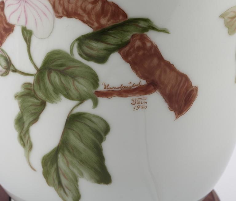 BORDSLAMPA, porslin, signerad "Handmålad 1980".