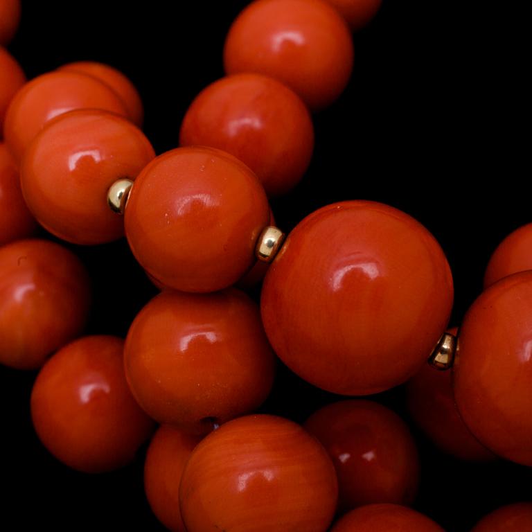 GARNITYR/COLLIER, korall. 1900-talets första hälft.