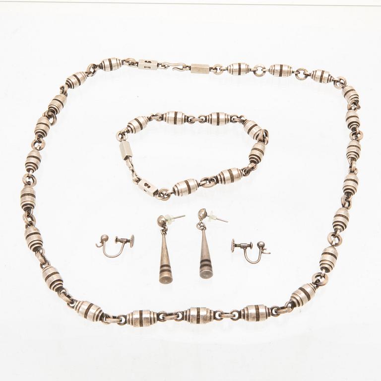 Halsband, örhängen och armband i silver med svartek från skeppsvrak, Stig Bjerre Landskrona 1951.