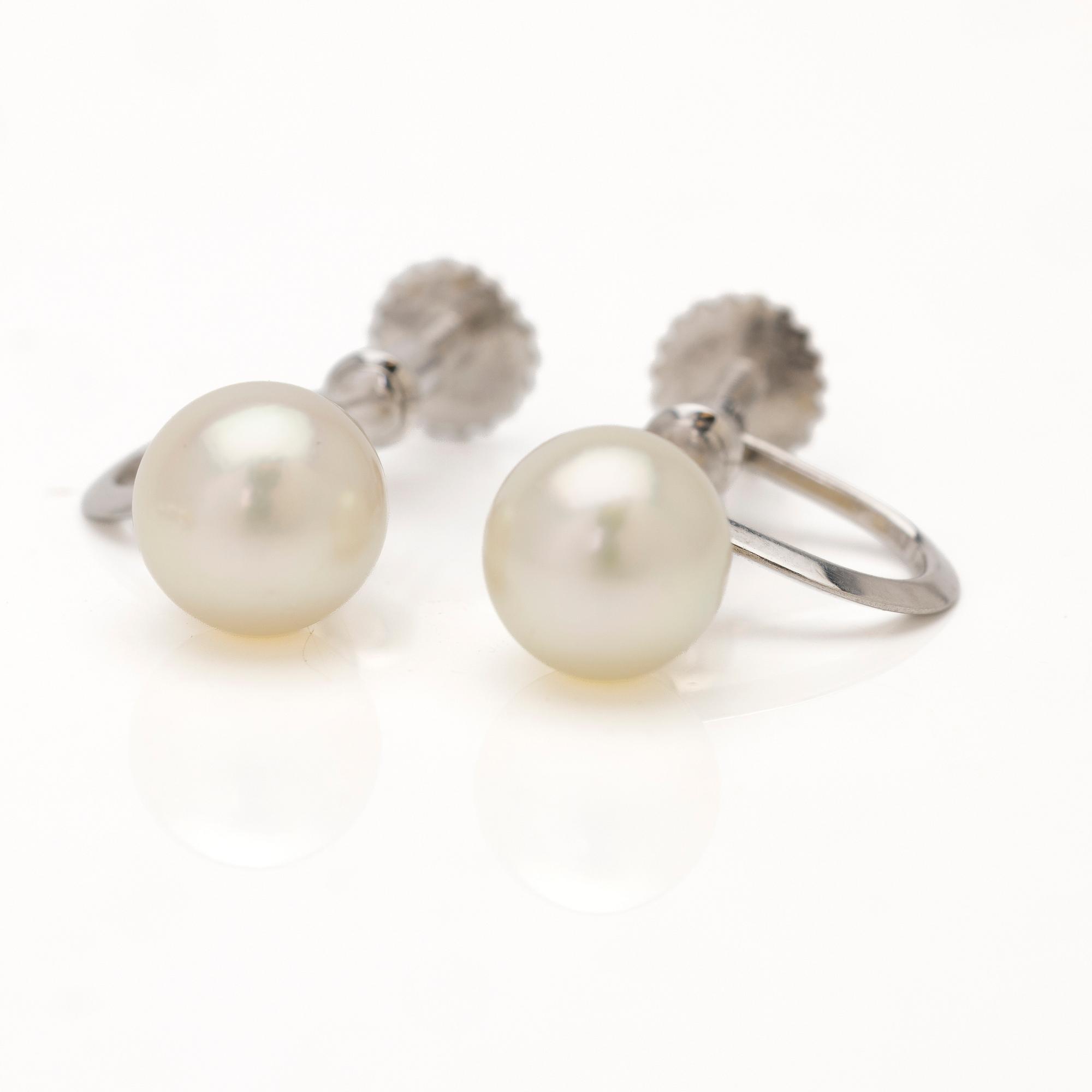 18K white gold earrings with cultured pearls.
