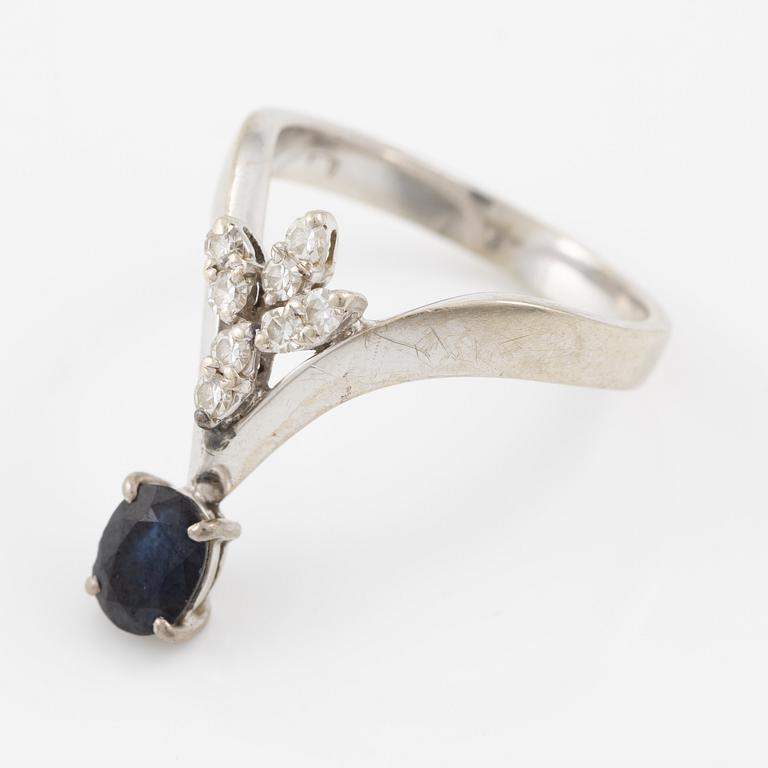 Ring in 18K white gold with a dark sapphire and octagon-cut diamonds.
