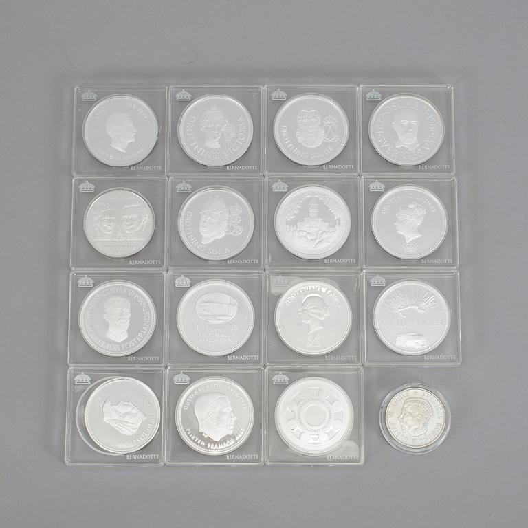 MYNT, silver, 15 st samt ett medföljande, minnespräglingar över ätten Bernadotte. Vikt 384 g.