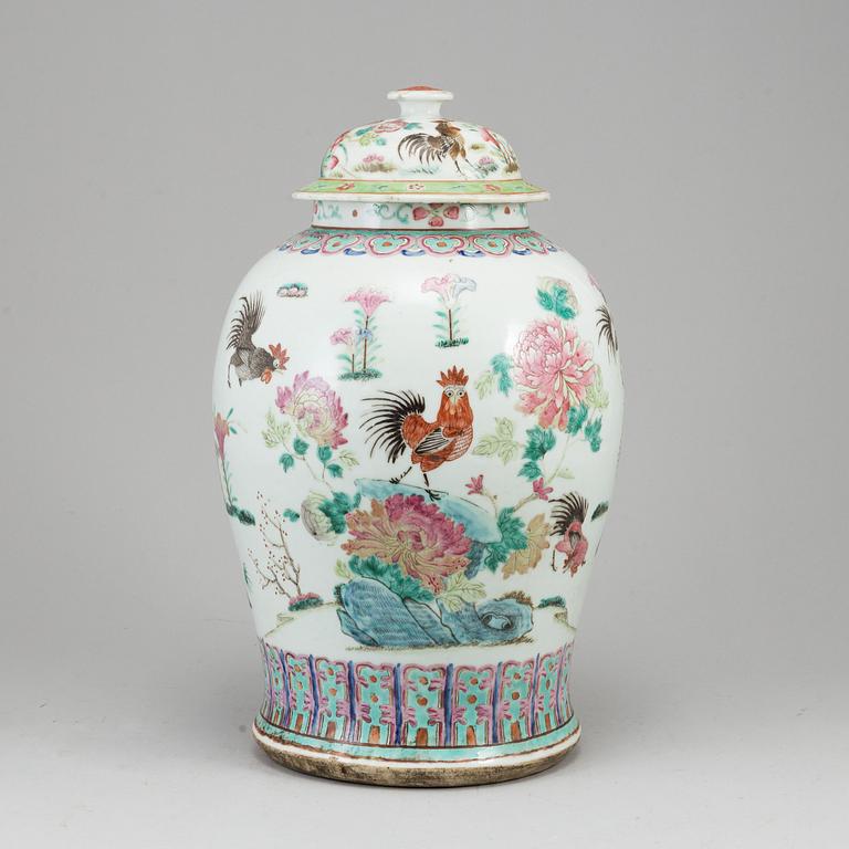 A large famille rose vase with cover, Qing dynasty, late 19th century.