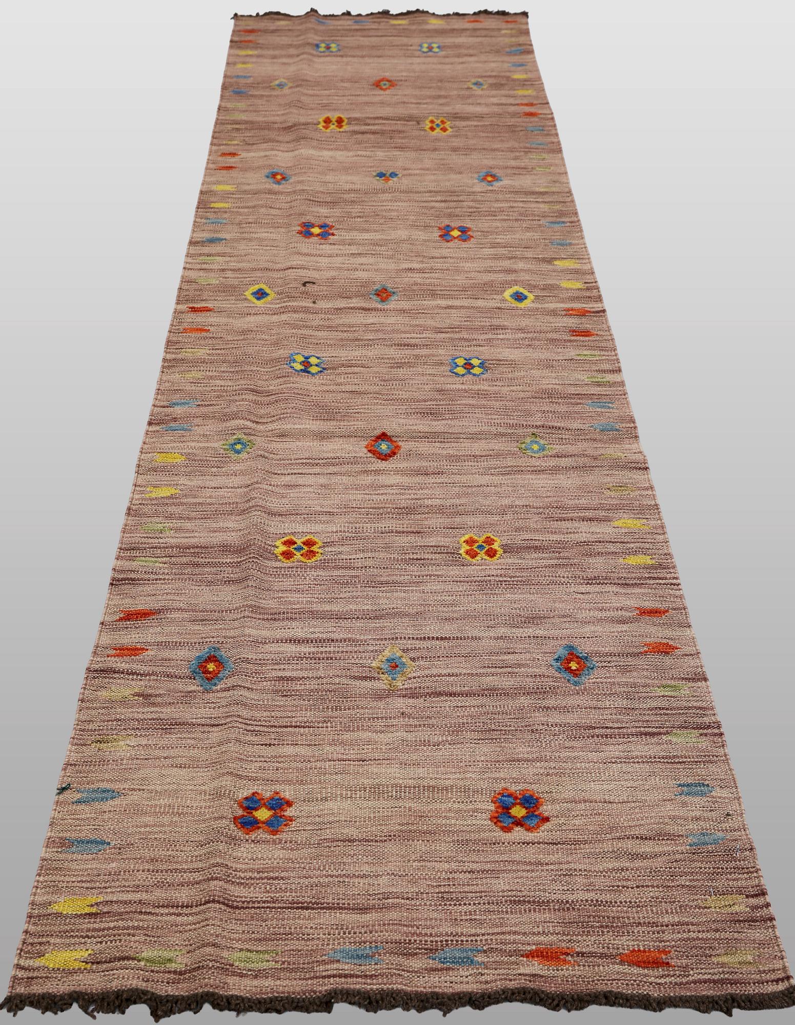 A Kelim runner carpet, 300 x 82 cm.