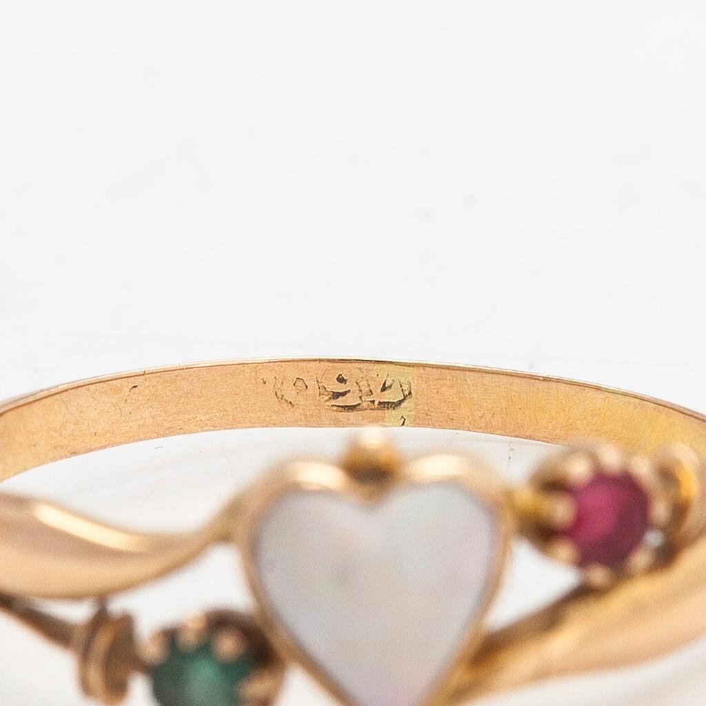 Ring, 18K guld, med opal och granat glas dubletter.