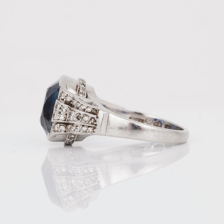 RING med safir ca 11.00 ct, samt åttkantsslipade diamanter, totalt ca 0.40 ct.