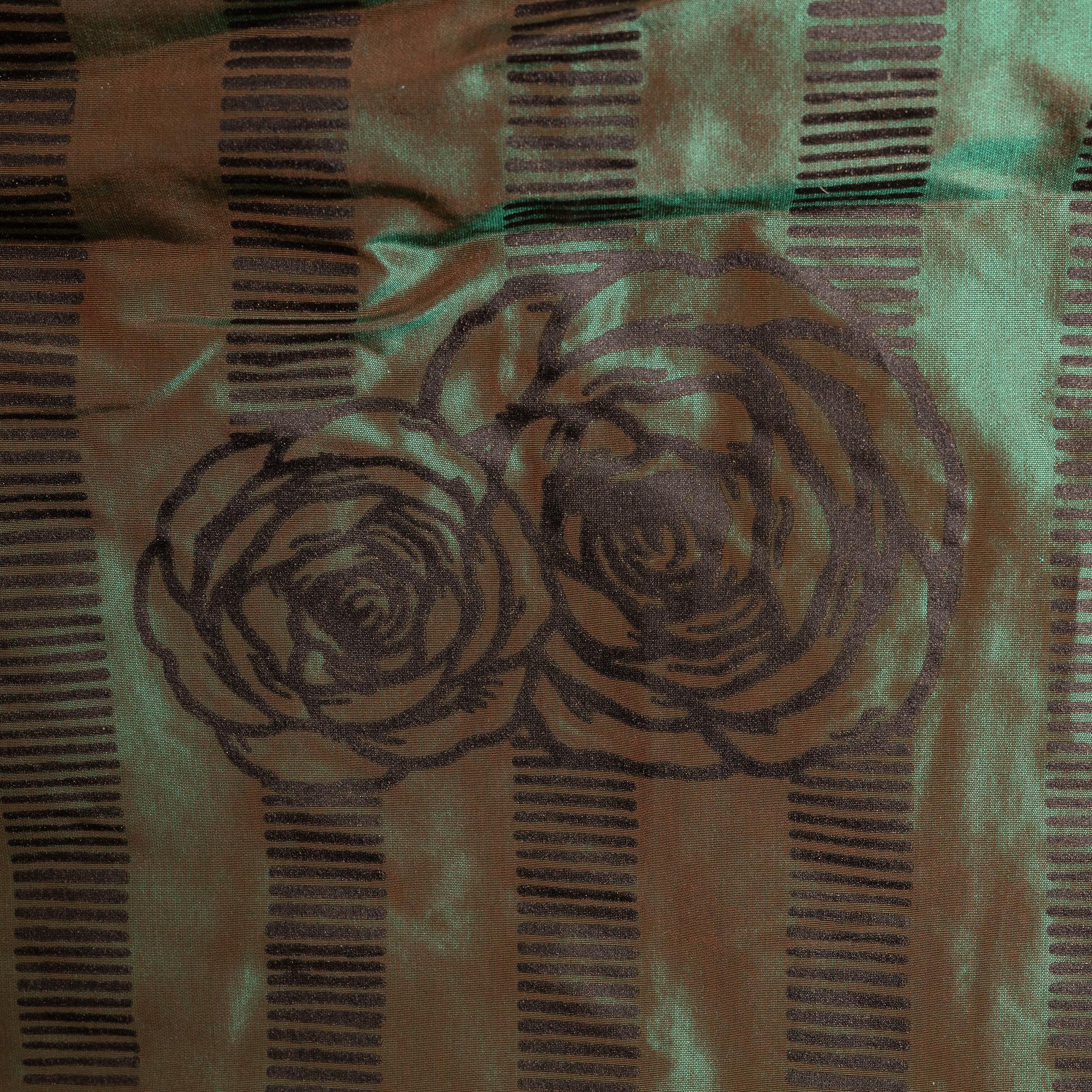 Gardiner, ett par, grönt mönstrat siden.