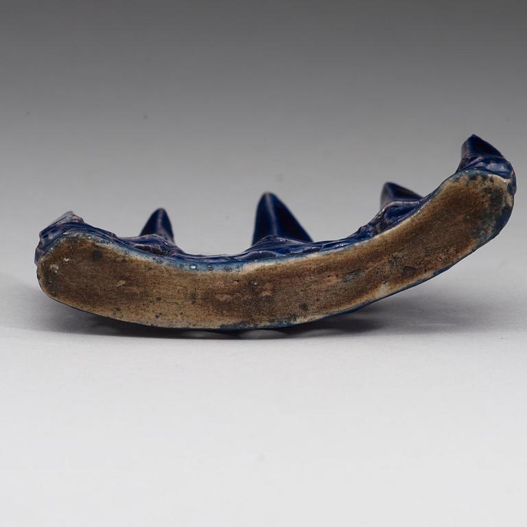 A blue glazed brush rest, Qing dynasty, 19th Century.