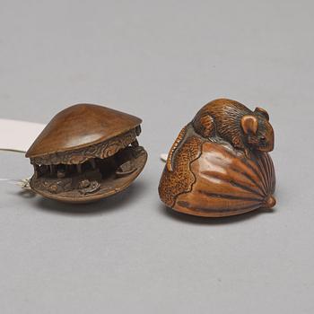 NETSUKES, två stycken, trä. Japan, Meiji (1868-1912).