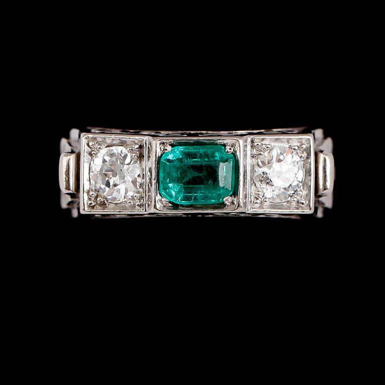 RING, 18 k vitguld, smaragd, 2 briljantslipade diamanter ca 1.00 ct. St Eriks smedja, 1948.