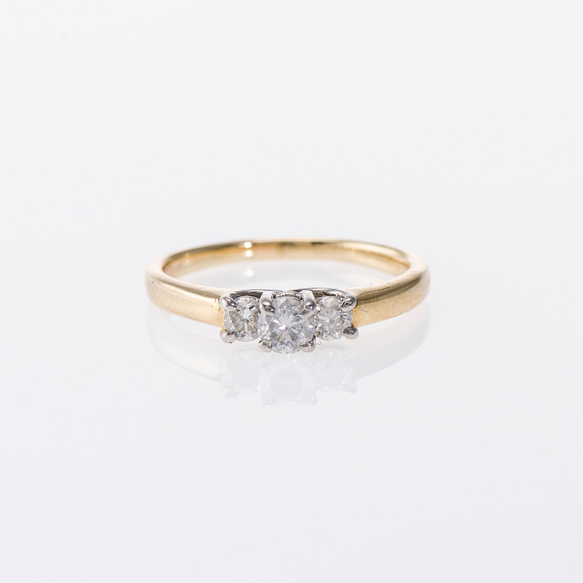 RING, 14K guld, 3 diamanter, totalt 0,42 ct. Vikt 2,9 g.