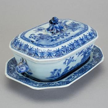 SMÖRTERRIN, porslin, Qingdynastin,  Qianlong (1736-95).