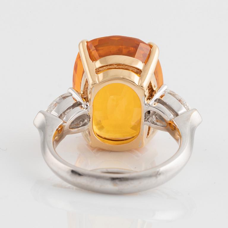 Ring, vitguld med en cushionformad orangegul safir samt droppformade diamanter.