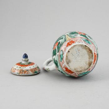 Tekanna med lock, kompaniporslin. Qingdynastin, Kangxi (1662-1722).