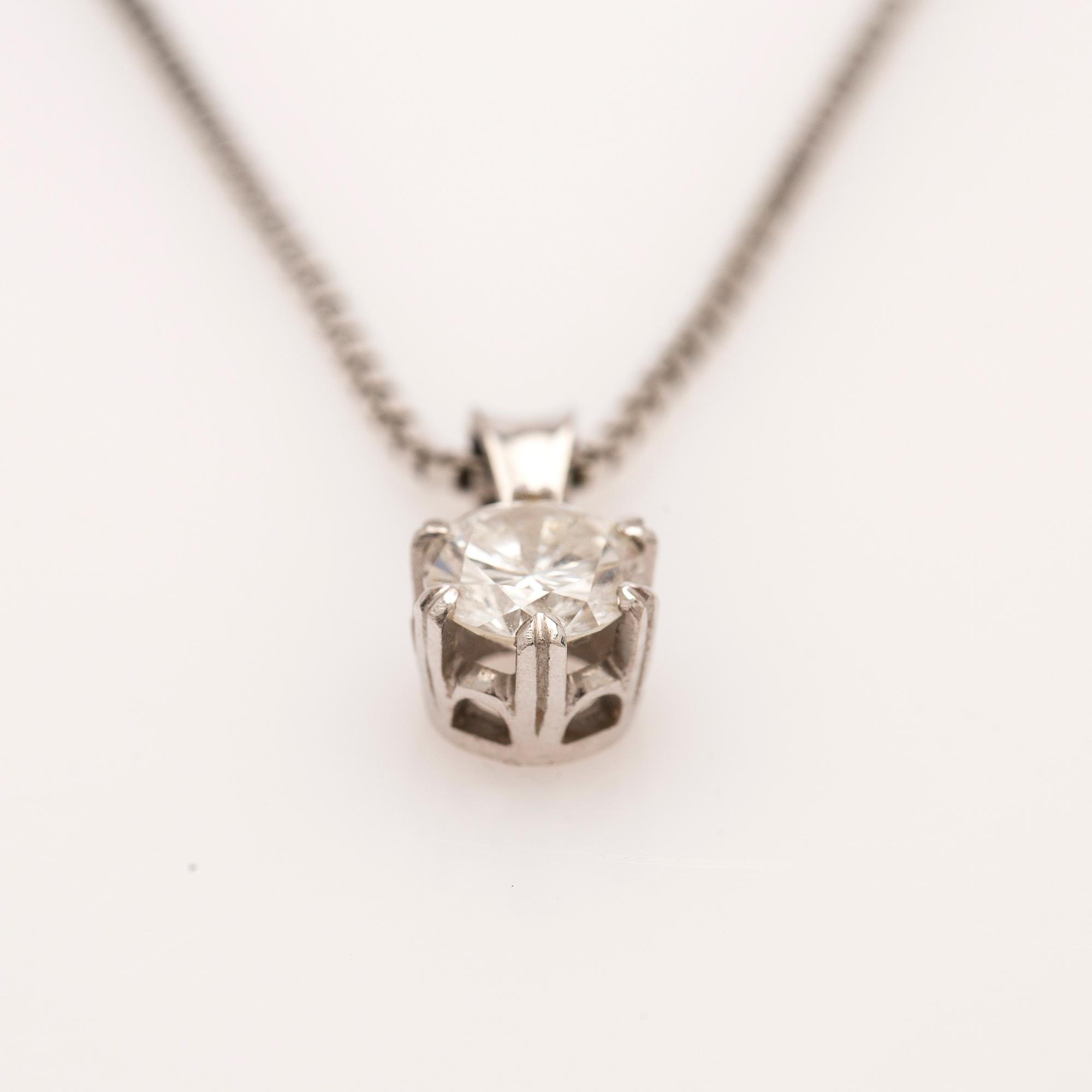 Collier med hänge, 18K vitguld med briljantslipad diamant.