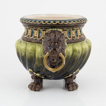 A majolica flower pot, late 19th century.
