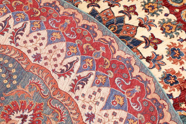 A rug, Ziegler design, diameter approx. 268 cm.