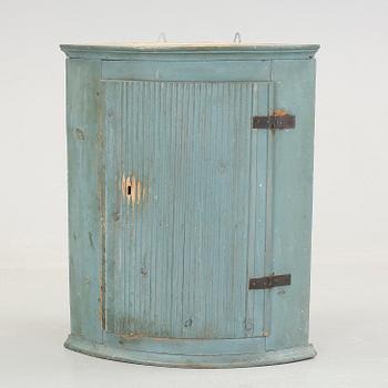 HÄNGSKÅP FÖR HÖRN. Allmoge. Hälsingland, 1700-1800-tal.