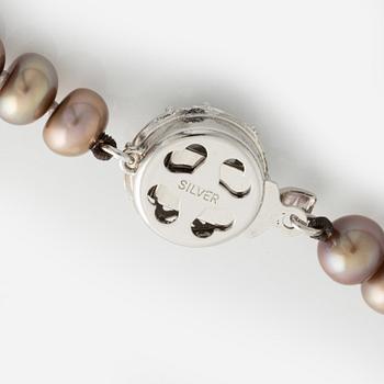 Pearl necklace with cultured freshwater pearls, silver clasp.