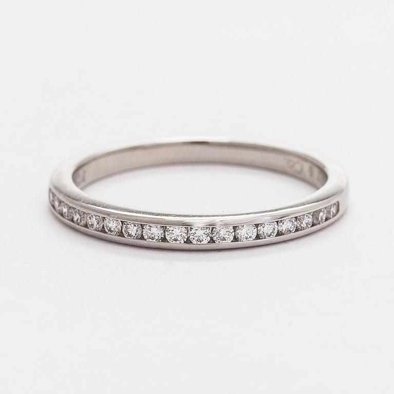 Tiffany & Co, sormus, "Tiffany Setting", platinaa ja briljanttihiottuja timantteja.