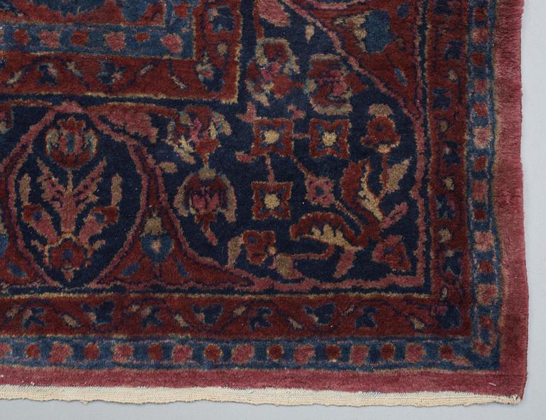 SEMI-ANTIQUE SAROUK. 303 x 268,5 cm.