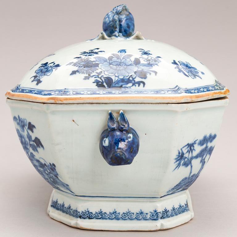 A Chinese Qianlong (1736-1795) porcelain tureen.