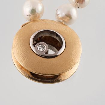 COLLIER, odlade pärlor, lås i 18K guld med briljantsliapd diamant samt fasettslipad blå safir, Ole Lynggaard.