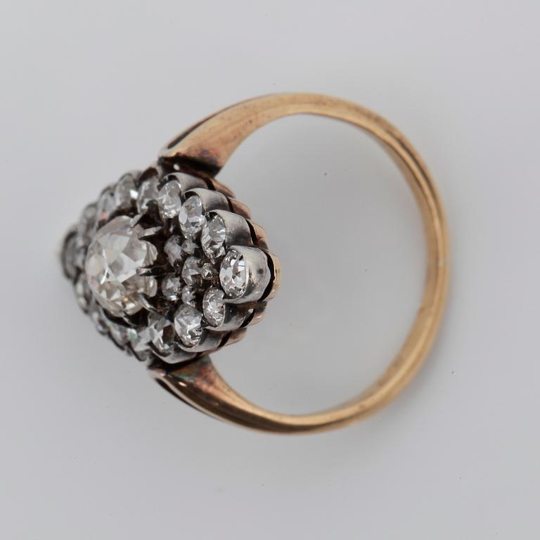 RING, navetteformad med olikslipade diamanter, totalt ca 3ct.