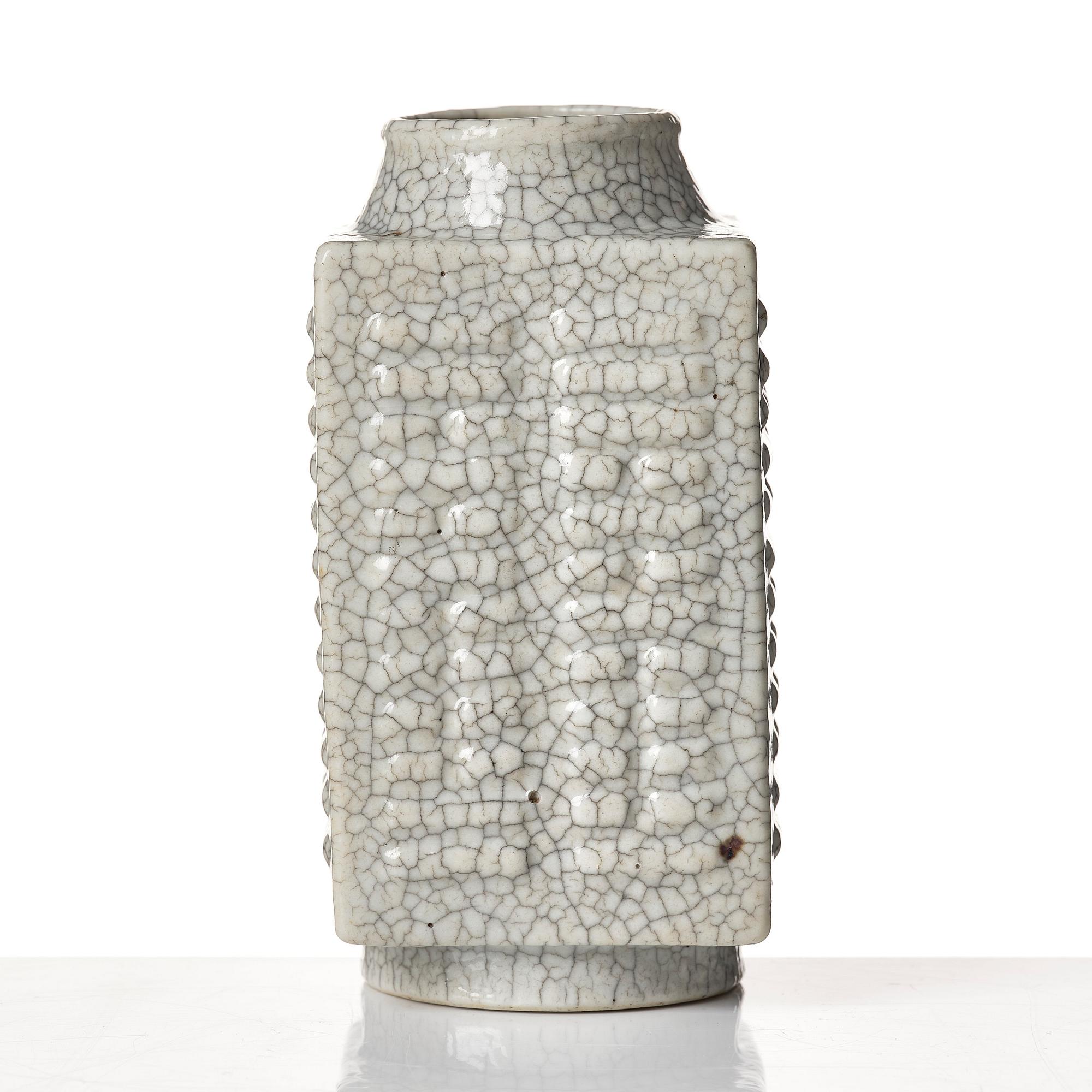 A ge glazed vase, presumably late Qing dynasty, circa 1900.
