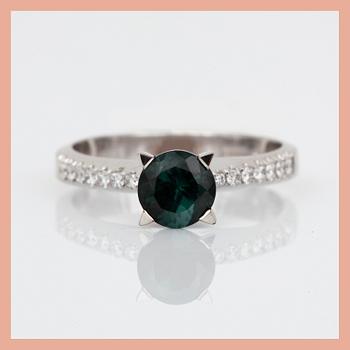 RING, 18K vitguld med grön turmalin, ca 1,18 ct och briljantslipade diamanter, tot ca 0,20 ct. Total vikt ca 4,49 g.
