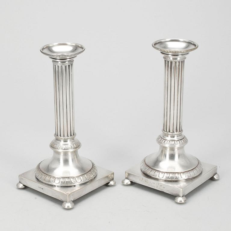 LJUSSTAKAR, ett par, nysilver, gustaviansk stil, 1900-tal.